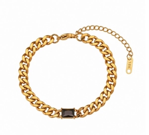 Dettaglio di bracciale cubano placcato oro 18K con zircone e catena regolabile