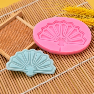 Gros plan d'un moule en silicone pour éventail chinois avec un modèle en pâte à sucre