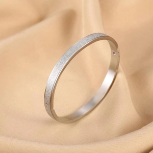 Eleganter mattierter Armreif aus Titanstahl in Silber mit funkelnder, texturierter Oberfläche