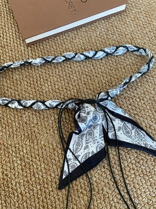 Détail de la ceinture bohème avec foulard en soie paisley, perles de bois et cuir tressé