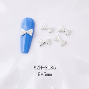 Détail du nœud de perle 9x6mm pour nail art sur ongle bleu avec bordure argentée