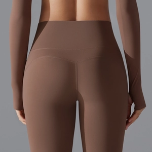 Detailansicht der hoch taillierten Yogahose mit V-förmiger Gesäßnaht in Dunkelkaffeebraun