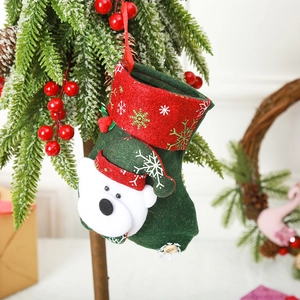 Kerstsok hanger met witte beer applicatie en sneeuwvlok patroon op vilt materiaal