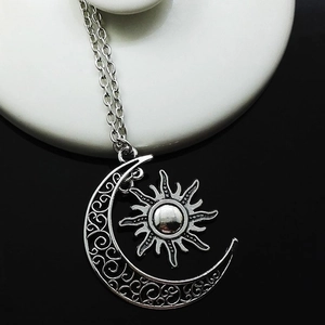Collana con ciondolo sole e luna in argento con dettagli in filigrana per donna