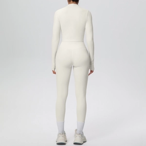 Vista posteriore di un set sportivo bianco con giacca a zip e pantaloni yoga a vita alta