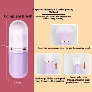 Dettaglio del pennello trucco retrattile viola con dimensioni compatte di 7,7cm x 2,6cm