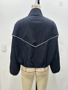 Vue détaillée du dos d'une veste en jean gris foncé avec couture en V et ourlet élastique