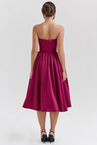 Dettaglio del retro del vestito tubino in raso magenta con cerniera invisibile