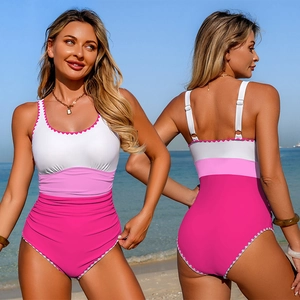 Maillot de bain une pièce tricolore avec bords festonnés et taille froncée élégante