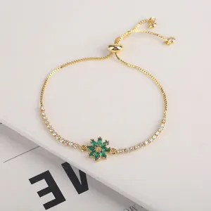 Detail eines Sonnenblumen-Kristallarmbands mit grünen Edelsteinen und Schiebeverschluss