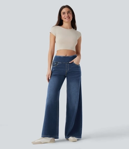 Detail einer High-Waist-Weitbein-Jeans in blauer Waschung mit lockerer Passform für Damen