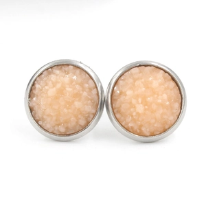 Gros plan sur les boucles d'oreilles druzy en résine 12mm aux cristaux roses et champagne