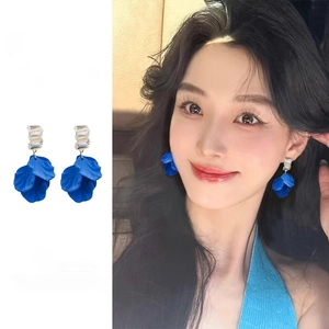 Boucles d'oreilles pendantes pétales bleus avec cristaux de zircone brillants pour femmes