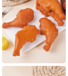 Modelli realistici di cosce di pollo arrosto su un piatto per oggetti di scena foto