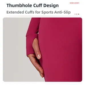 Détail de la veste de yoga rose montrant les manches longues avec design passe-pouce