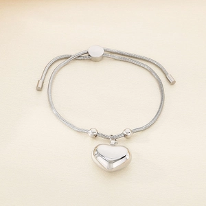 Dettaglio del bracciale argento con ciondolo a cuore, catena snake e chiusura regolabile