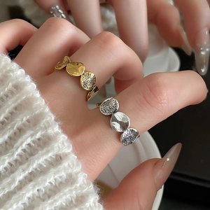 Makroaufnahme von strukturiertem offenem Ring mit unregelmäßigem Hammerschlag-Finish