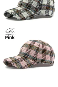 Detail van de tweed textuur op roze en blauwe geruite baseballpetten met gebogen klep