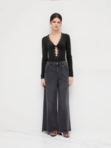 Damen Body in Schwarz mit V-Ausschnitt und Spitze kombiniert mit grauer High-Waist-Jeans