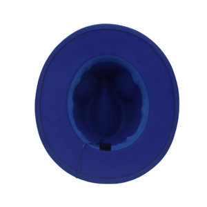 Détail de l'intérieur d'un chapeau fedora bleu royal avec doublure et sangle réglable