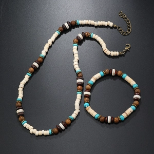 Détail d'un ensemble collier bohème avec coquillages blancs, perles en bois et turquoise