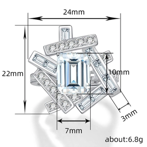 Bague géométrique moderne en argent avec pierre centrale taille émeraude et baguettes