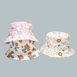 Dettaglio di cappelli da sole per bambini con stampe di unicorno e leone in cotone