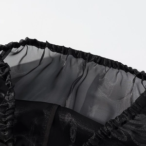 Détail en gros plan du tissu en tulle noir avec ourlet élastique froncé sur jupe