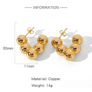 Vue détaillée de boucles d'oreilles en cuivre doré à plusieurs perles, trente par onze mm