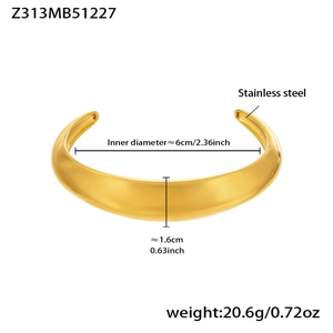 Vista detallada del brazalete abierto de acero inoxidable chapado en oro de 18k ancho