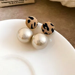 Boucles d'oreilles rétro léopard avec perle blanche ronde et détails dorés chics