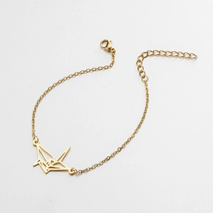 Detail van een gouden origami kraanvogel hanger met verstelbare karabijnsluiting ketting