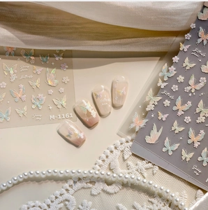 Détail d'autocollants papillon M-1161 irisés avec motifs floraux sur du satin