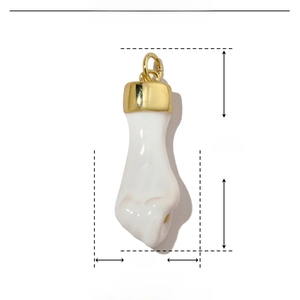 Detailed parameter diagram of white fist pendant with dimensions 30mm x 9mm in enamel