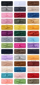 Makroaufnahme von 42 Farboptionen für elastisch gestrickte Twist-Stirnbänder für Yoga und Sport