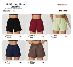 Dettaglio dei pantaloncini sportivi a vita alta con coulisse e strisce laterali a contrasto