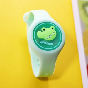 Bracelet lumineux pour enfants aux huiles essentielles avec un design dinosaure vert