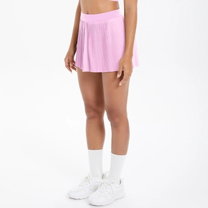 Detailansicht des rosa Tennisrocks in Faltenoptik mit hoher Taille und feiner Faltung