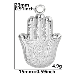 Pendentif Main de Fatma détaillé avec motifs de vagues, hauteur 23mm et largeur 15mm