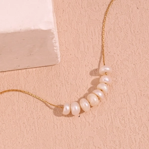 Detalle de collar de acero inoxidable chapado en oro de 18K con perlas de agua dulce