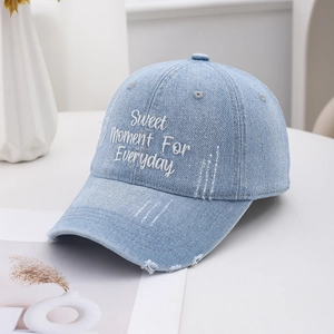 Hellblaue Jeans-Baseballkappe mit weißer Stickerei und Vintage-Distressed-Effekt für Damen