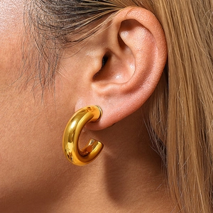 Moderni orecchini a cerchio a C in acciaio inossidabile placcato oro 18K su modella