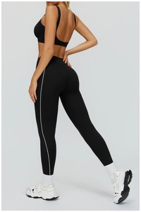 Détail de l'ensemble de yoga avec haut dos nu, legging taille haute et bandes latérales
