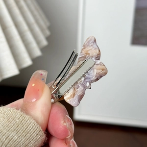 Pince à cheveux papillon 3D élégante avec texture coquillage et cristaux brillants