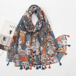 Détail d'une écharpe en coton et lin doux avec motifs de chats mignons et franges