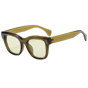 Occhiali da sole squadrati vintage verde oliva con montatura traslucida e rivetti