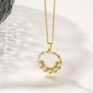 Collier en or minimaliste avec un pendentif couronne en zircone sur une chaîne délicate
