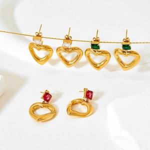 Boucles d'oreilles cœur minimalistes avec pierres précieuses carrées colorées en vue