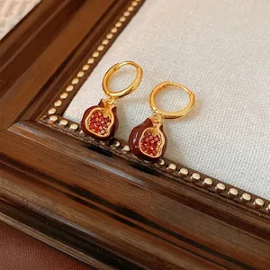 Vintage Granatapfel Ohrringe mit roten Zirkonia Einlagen und goldenem Reifen Design