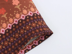 Gros plan du tissu bohème à motifs géométriques et des coutures de la robe courte